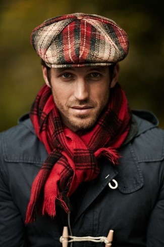 С чем носить красный шарф в шотландскую клетку мужчине в холод: Темно-серый дафлкот и красный шарф в шотландскую клетку — идеальный образ для активного выходного дня.