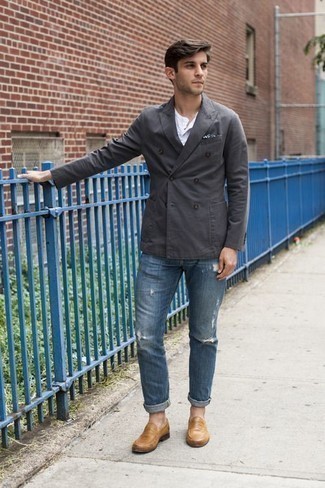 Какие джинсы носить с темно-серым двубортным пиджаком мужчине в теплую погоду: Образ из темно-серого двубортного пиджака и джинсов позволит выглядеть по моде, но при этом подчеркнуть твой индивидуальный стиль. Думаешь сделать ансамбль немного строже? Тогда в качестве обуви к этому ансамблю, обрати внимание на светло-коричневые кожаные лоферы.
