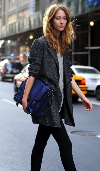 С чем носить темно-синюю сумку женщине: Если в одежде ты ценишь комфорт и практичность, темно-серый шерстяной двубортный пиджак и темно-синяя сумка — отличный выбор для привлекательного ансамбля на каждый день.