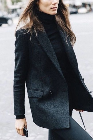 С чем носить серый двубортный пиджак женщине: Если ты принадлежишь к той редкой группе леди, способных неплохо разбираться в одежде, тебе придется по душе тандем серого двубортного пиджака и черных джинсов скинни.