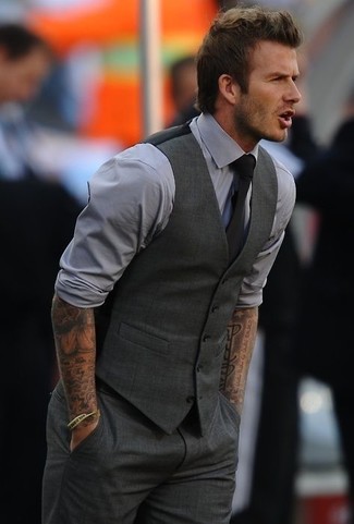 Как David Beckham носит Темно-серый жилет, Серая классическая рубашка, Темно-серые классические брюки, Черный галстук