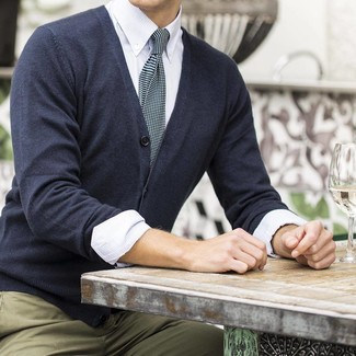 Какие классические рубашки носить с серым кардиганом мужчине в теплую погоду: Серый кардиган в сочетании с классической рубашкой стильно вписывается в разные дресс-коды.
