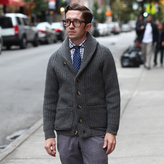 С чем носить серый свитер мужчине в деловом стиле: Сочетание серого свитера и серых шерстяных классических брюк позволит создать модный и утонченный образ.