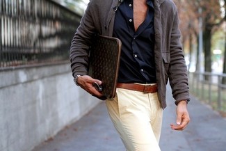 Какие брюки чинос носить с серым кардиганом в 30 лет в теплую погоду: Серый кардиган в паре с брюками чинос позволит выразить твой индивидуальный стиль и выигрышно выделиться из общей массы.