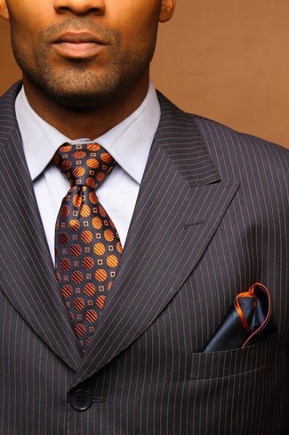 С чем носить серебряный галстук с принтом мужчине: Сочетание темно-серого костюма в вертикальную полоску и серебряного галстука с принтом позволит создать модный классический ансамбль.