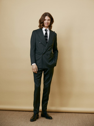 Модный лук: темно-серый костюм, белая классическая рубашка, черные кожаные оксфорды, черно-белый вязаный галстук