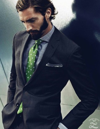 С чем носить мятный галстук мужчине: Сочетание темно-серого костюма и мятного галстука поможет создать модный и в то же время элегантный образ.