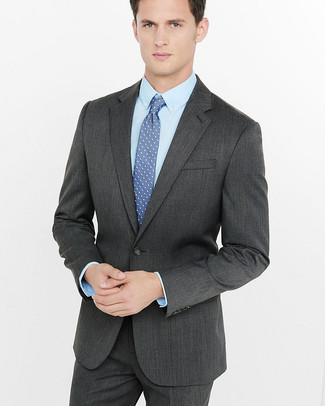 Модный лук: темно-серый костюм, голубая классическая рубашка, синий галстук в горошек
