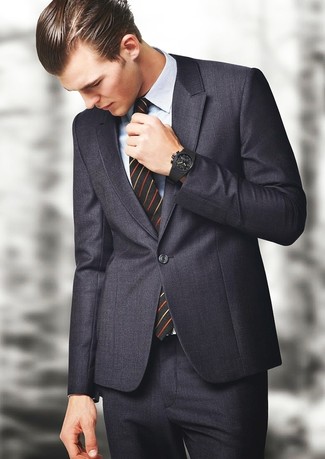 Модный лук: темно-серый костюм, голубая классическая рубашка в шотландскую клетку, черный галстук в вертикальную полоску, черные резиновые часы