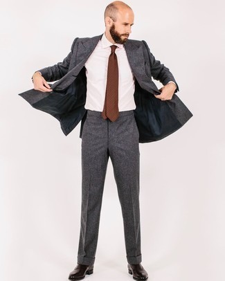 Как носить оксфорды с классической рубашкой в 30 лет: Классическая рубашка в паре с темно-серым шерстяным костюмом поможет составить модный и утонченный лук. Очень кстати здесь смотрятся оксфорды.