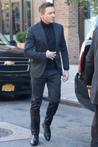 Как Jeremy Renner носит Темно-серый костюм, Черная водолазка, Черные кожаные оксфорды