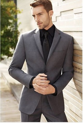 С чем носить черно-белую классическую рубашку мужчине: Несмотря на то, что это классический лук, дуэт черно-белой классической рубашки и темно-серого костюма всегда будет по вкусу стильным мужчинам, покоряя при этом дамские сердца.