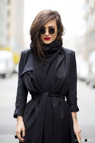 С чем носить черное пальто женщине: Создав наряд из черного пальто, можно получить подходящий ансамбль для неофициальных мероприятий после работы.