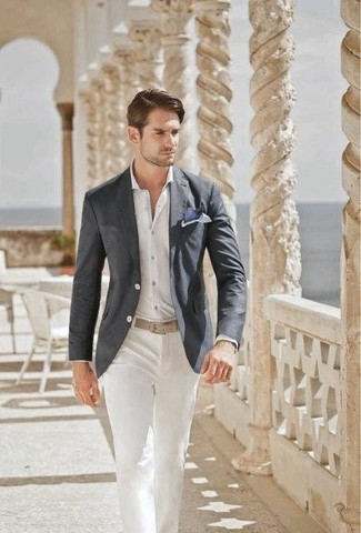 С чем носить белые брюки в 20 лет мужчине в стиле смарт-кэжуал: Темно-серый пиджак и белые брюки — прекрасный выбор для воплощения мужского ансамбля в стиле smart casual.
