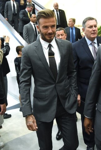 Как David Beckham носит Темно-серый пиджак, Белая классическая рубашка, Черные классические брюки, Черный галстук