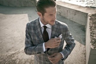 С чем носить темно-серый пиджак в 30 лет мужчине: Темно-серый пиджак в паре с белой классической рубашкой поможет составить запоминающийся мужской лук.
