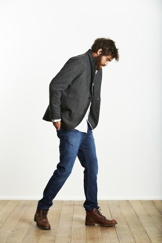 Какие повседневные ботинки носить с серым пиджаком мужчине в стиле смарт-кэжуал: Удобное сочетание серого пиджака и темно-синих зауженных джинсов однозначно будет привлекать внимание прекрасных дам. Хочешь привнести сюда толику классики? Тогда в качестве обуви к этому луку, выбери повседневные ботинки.
