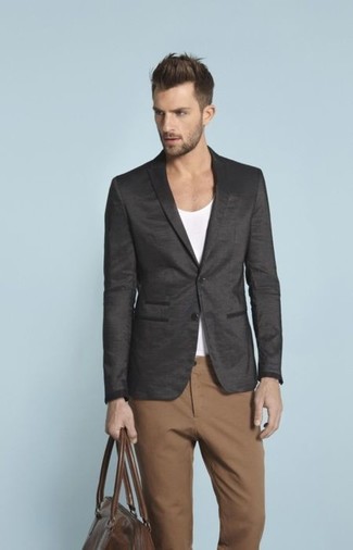 Модный лук: темно-серый пиджак, белая футболка с круглым вырезом, коричневые брюки чинос, темно-коричневая кожаная большая сумка