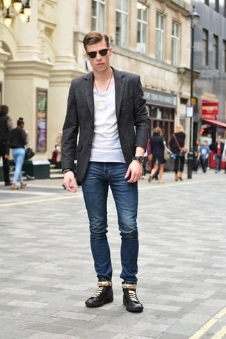 Какие джинсы носить с серым пиджаком мужчине в стиле кэжуал: Если ты из той категории джентльменов, которые разбираются в моде, тебе подойдет ансамбль из серого пиджака и джинсов. Чтобы привнести в образ чуточку расслабленности , на ноги можно надеть черные кожаные высокие кеды.