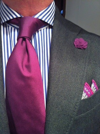 С чем носить фиолетовый шелковый галстук мужчине в теплую погоду в стиле смарт-кэжуал: Темно-серый пиджак в паре с фиолетовым шелковым галстуком поможет реализовать изысканный мужской стиль.