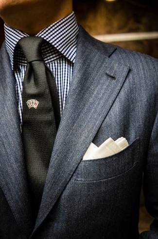 Модный лук: темно-серый пиджак, бело-черная классическая рубашка в мелкую клетку, черный галстук, белый нагрудный платок