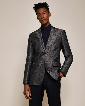 Модный лук: темно-серый пиджак из парчи, темно-синяя классическая рубашка, черные классические брюки