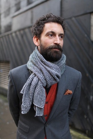 С чем носить шарф с узором зигзаг мужчине: Темно-серый пиджак и шарф с узором зигзаг помогут составить простой и практичный образ для выходного в парке или вечера в пабе с друзьями.