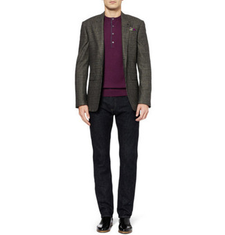 Модный лук: темно-серый пиджак, пурпурная футболка на пуговицах, черные джинсы, черные кожаные ботинки челси