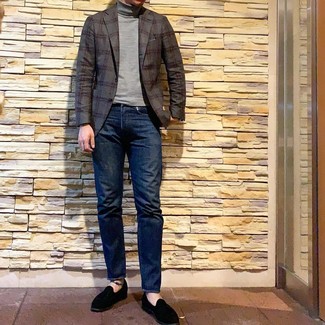 С чем носить серый пиджак в шотландскую клетку мужчине: Дуэт серого пиджака в шотландскую клетку и темно-синих джинсов поможет создать необычный мужской образ в расслабленном стиле. Почему бы не добавить в повседневный образ толику нарядности с помощью черных замшевых лоферов?