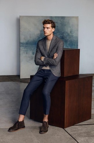 С чем носить темно-синие брюки чинос в вертикальную полоску осень в стиле смарт-кэжуал: Если ты принадлежишь к той редкой группе джентльменов, способных ориентироваться в моде, тебе подойдет дуэт темно-серого пиджака и темно-синих брюк чинос в вертикальную полоску. Весьма стильно здесь смотрятся темно-коричневые замшевые ботинки дезерты. Выбирая подобное сочетание на осень, ты несомненно будешь выглядеть превосходно.