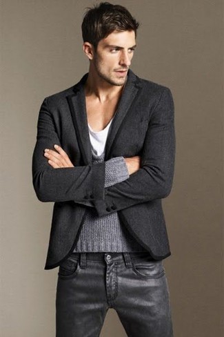 Какие джинсы носить с темно-серым пиджаком в 30 лет мужчине осень: Темно-серый пиджак и джинсы — отличный вариант для воплощения мужского ансамбля в стиле smart casual. С таким луком в своем гардеробе, ты всегда будешь выглядеть образцово-показательно, несмотря на неласковую погоду.