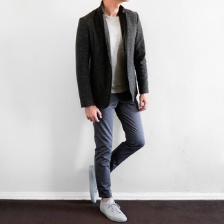 С чем носить темно-серый пиджак мужчине: Темно-серый пиджак и темно-синие брюки чинос — беспроигрышный выбор для воплощения мужского образа в стиле smart casual. Этот ансамбль неплохо дополнят белые кожаные низкие кеды.