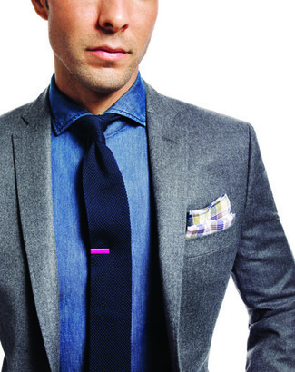 С чем носить темно-сине-белый вязаный галстук мужчине лето: Несмотря на то, что этот лук весьма классический, тандем темно-серого пиджака и темно-сине-белого вязаного галстука приходится по душе джентльменам, неминуемо покоряя при этом сердца дам. В таком сочетании будет очень комфортно, когда за окном больше 25 градусов тепла.