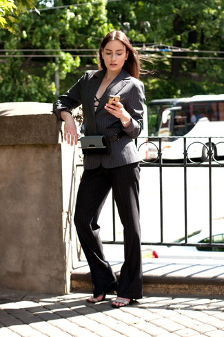 С чем носить серые классические брюки в 30 лет женщине: Темно-серый пиджак в вертикальную полоску в паре с серыми классическими брюками без сомнений будет обращать на тебя восхищенные взгляды окружающих. В сочетании с этим луком прекрасно выглядят бежевые кожаные босоножки на каблуке.