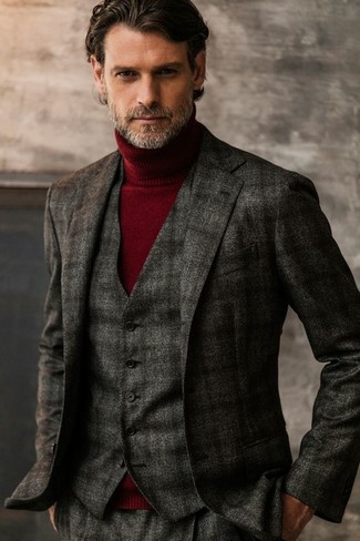 С чем носить пальто за 40 лет мужчине в теплую погоду: Сочетание пальто и темно-серых шерстяных классических брюк в шотландскую клетку подходит для создания делового ансамбля.