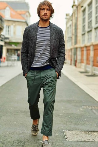 С чем носить темно-зеленые брюки чинос: Темно-серый шерстяной пиджак и темно-зеленые брюки чинос — неотъемлемые вещи в гардеробе парней с чувством стиля. Такой лук несложно приспособить к повседневным реалиям, если надеть в сочетании с ним зеленые низкие кеды из плотной ткани.