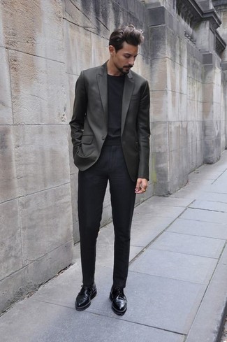 Как носить темно-серый пиджак с черными классическими брюками мужчине в стиле смарт-кэжуал: Для воплощения изысканного мужского вечернего ансамбля чудесно подойдет темно-серый пиджак и черные классические брюки. В паре с черными кожаными брогами весь образ выглядит очень динамично.