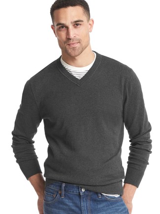 С чем носить серый свитер с v-образным вырезом в 30 лет мужчине: Серый свитер с v-образным вырезом и синие джинсы надежно обосновались в гардеробе современных молодых людей, позволяя создавать неприевшиеся и стильные образы.
