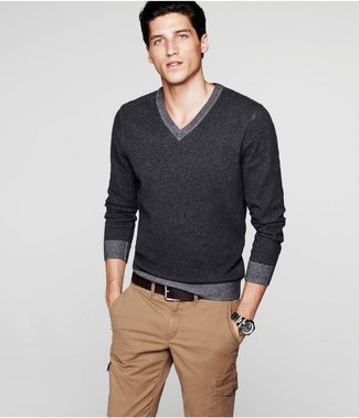 С чем носить темно-серый свитер с v-образным вырезом в 20 лет мужчине в стиле кэжуал: В паре друг с другом темно-серый свитер с v-образным вырезом и светло-коричневые брюки карго выглядят очень выигрышно.