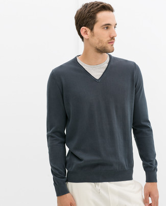 С чем носить свитер с v-образным вырезом в 20 лет мужчине: Свитер с v-образным вырезом и белые спортивные штаны — неотъемлемые вещи в гардеробе стильного жителя большого города.
