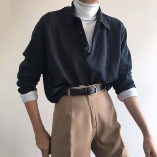 Модный лук: темно-серый свитер с воротником поло, белая водолазка, светло-коричневые брюки чинос, черный кожаный ремень
