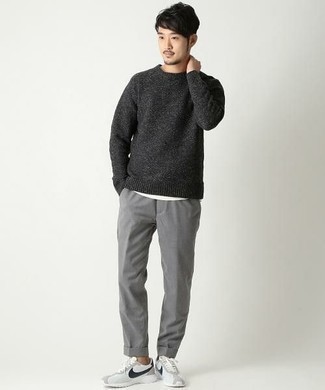 Модный лук: темно-серый свитер с круглым вырезом, белая футболка с круглым вырезом, серые брюки чинос, бело-черные кроссовки
