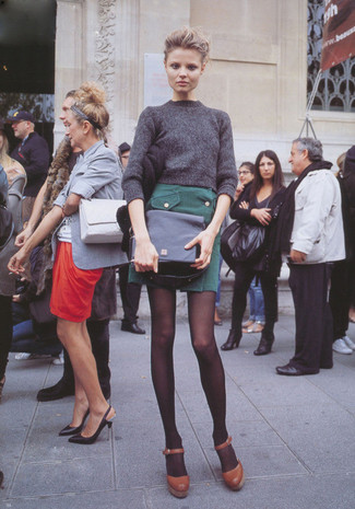 Модный лук: темно-серый свитер с круглым вырезом, темно-зеленая мини-юбка, коричневые кожаные туфли, черная кожаная сумка-саквояж