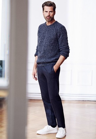 Какие низкие кеды носить с серыми классическими брюками мужчине: Темно-серый свитер с круглым вырезом в паре с серыми классическими брюками позволит создать стильный и мужественный образ. Дополни образ низкими кедами, если не хочешь, чтобы он получился слишком претенциозным.