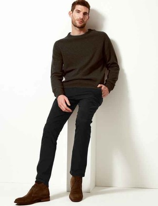 Модный лук: темно-серый свитер с круглым вырезом, черные брюки чинос, темно-коричневые замшевые ботинки дезерты