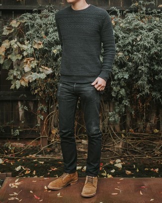 С чем носить темно-серый свитер с круглым вырезом мужчине: Тандем темно-серого свитера с круглым вырезом и черных рваных джинсов - самый простой из возможных образов для активного отдыха. Не прочь привнести в этот лук нотку утонченности? Тогда в качестве обуви к этому ансамблю, выбирай коричневые замшевые повседневные ботинки.