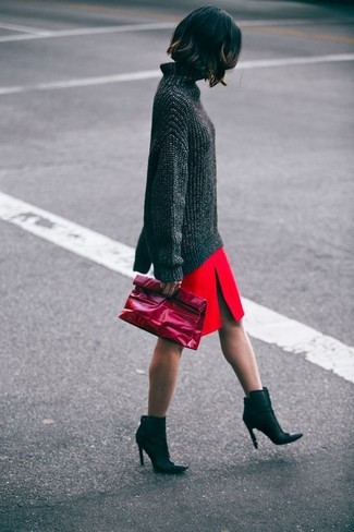 Какие свободные свитера носить с черными ботильонами осень: Свободный свитер и красная юбка-карандаш с разрезом — выбирай этот лук, если не боишься оказаться в центре внимания. Вместе с этим нарядом идеально выглядят черные ботильоны. Разве это не здоровская задумка для прохладной осенней погоды?