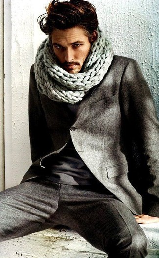 С чем носить темно-серый вязаный шарф в 30 лет мужчине: Темно-серый шерстяной костюм будет выглядеть чудесно в тандеме с темно-серым вязаным шарфом.