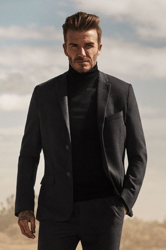 С чем носить водолазку за 40 лет мужчине в теплую погоду: Водолазка в сочетании с темно-серым шерстяным костюмом поможет воплотить строгий мужской стиль.