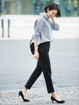 Какие классические рубашки носить с черно-бежевыми туфлями в деловом стиле: Классическая рубашка и черные узкие брюки — прекрасный вариант для создания образа в стиле смарт-кэжуал. Пара черно-бежевых туфель свяжет образ воедино.